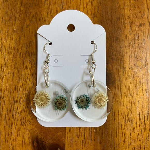 Handmade resin earrings - Picture 3 of 4